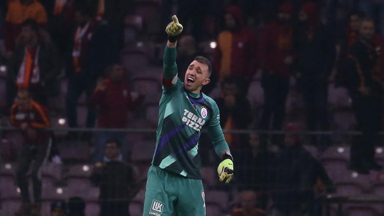 Yok artık Muslera! Taraftar mest oldu