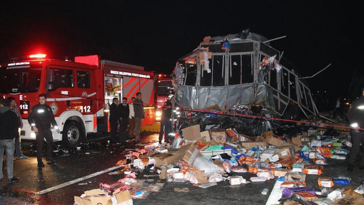 Düzce'de otobüs, TIR’a çarptı: 2 ölü, 35 yaralı