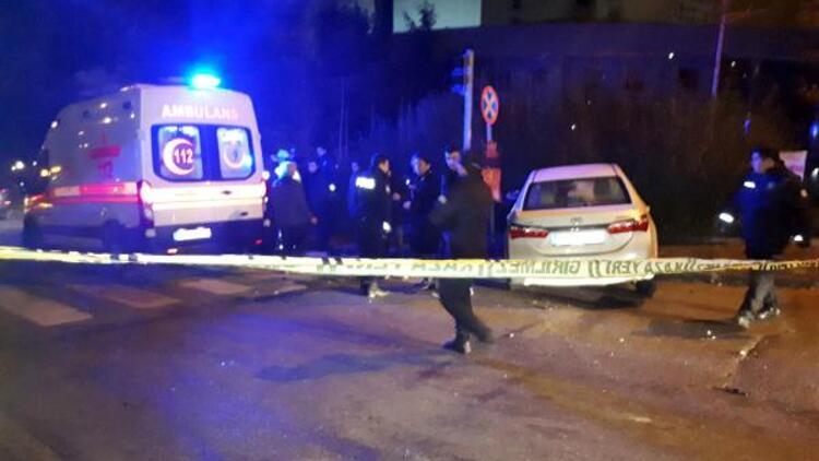 Ankara'da kontrolden çıkan otomobil, polis aracına çarptı: 2'si polis, 3 yaralı