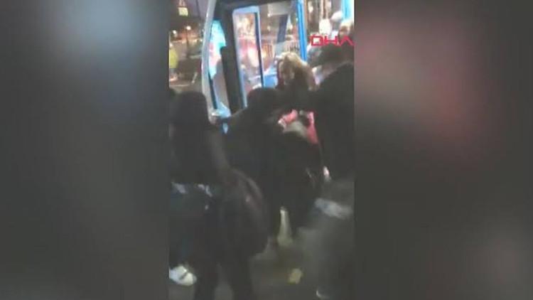 İngiltere’de Müslüman kız çocuğuna saldıran çift gözaltına alındı