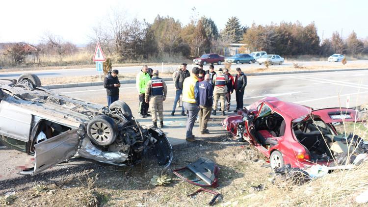 Otomobiller kafa kafaya çarpıştı: 1'i ağır 3 yaralı