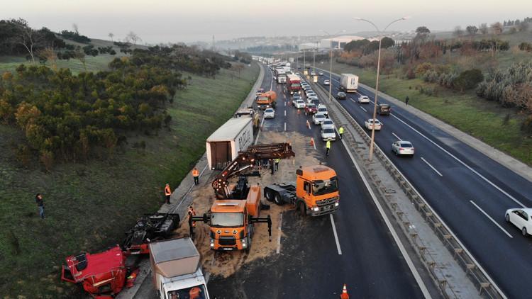 TEM'de TIR kamyona arkadan çarptı: 1 ölü, 1 yaralı