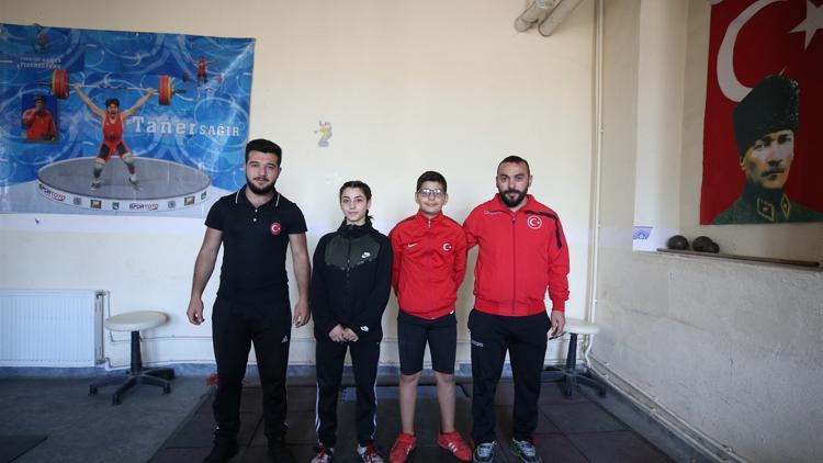 Eski milli halterci öğretmen, yeni sporcular yetiştiriyor