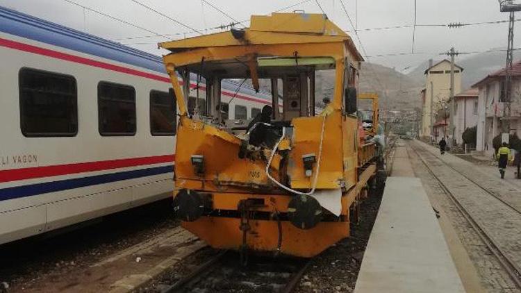 Sivas'ta demir yolunda iş makineleri çarpıştı: 1 ölü, 7 yaralı