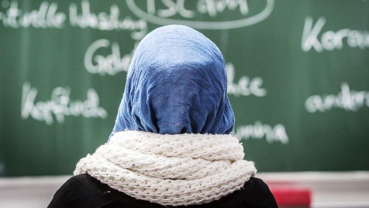 KRV, ‘14 yaşın altında başörtü yasağı’nı geri geçti