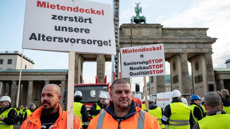 Bu kez de müteahhitler Brandenburg Kapısı’nda Avrupa Haberleri