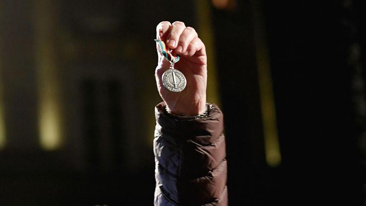 Handke'ye tepki için Nobel ödülünü iade ediyor