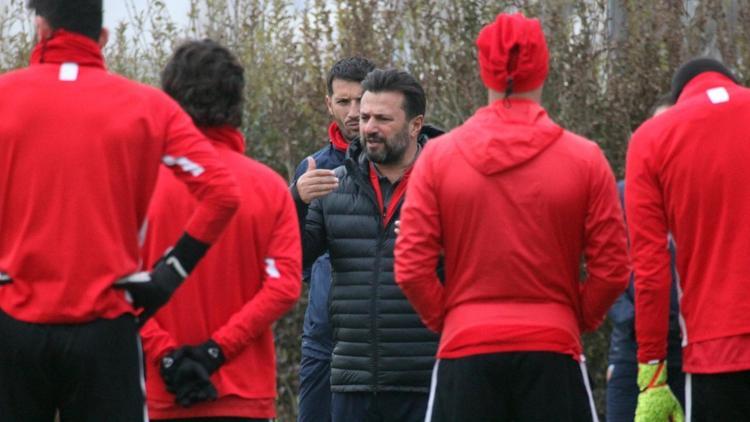 Bülent Uygun: "Altyapıdan 12, profesyonel takımdan da 4 oyuncumla idmanımı yapıyorum"