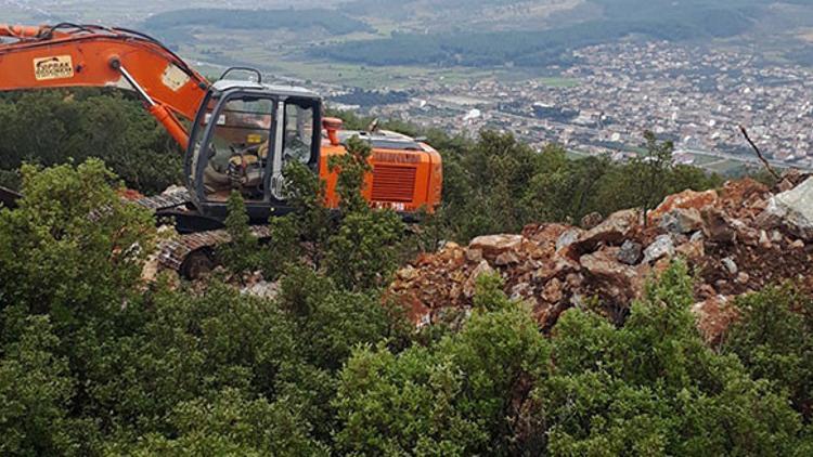 İş makinesi ile kaçak kazı yaparken yakalandılar