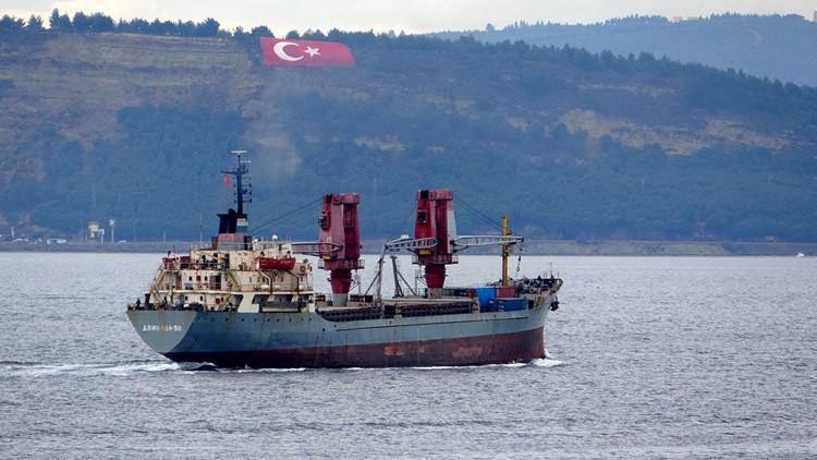 Rus askeri kargo gemisi 'Dvinitsa-50', Çanakkale Boğazı'ndan geçti