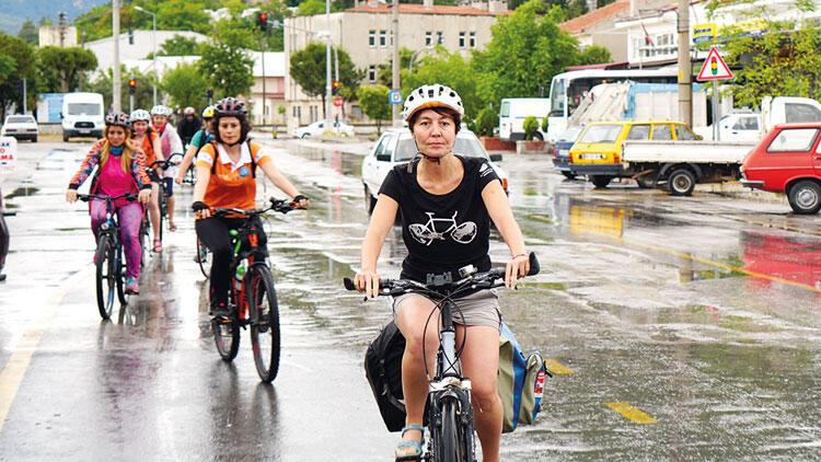 Kadınlar bisikleti hayata katılmak için bir araç olarak görüyor