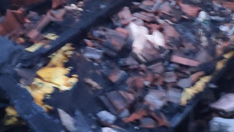 Çatı katındaki odasında çıkan yangında öldü
