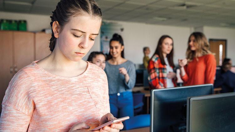 Öğrencilerde internet araştırması: Erkekler hem siber zorba hem mağdur