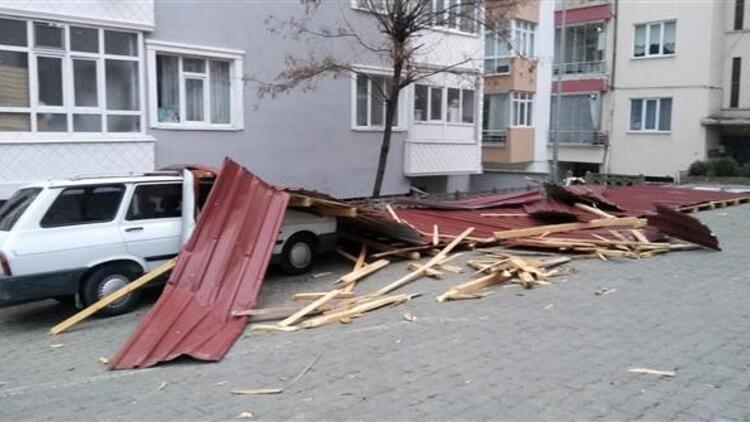 Samsunda rüzgar nedeniyle uçan çatı otomobillere zarar verdi