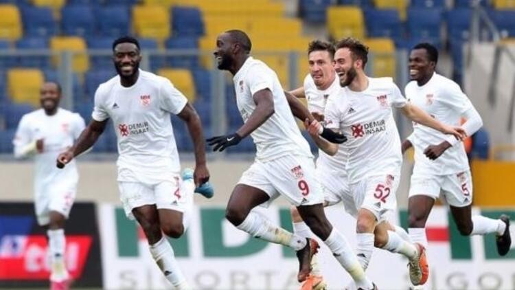 Sivas protokolünden lider Sivasspora 58 biletli destek