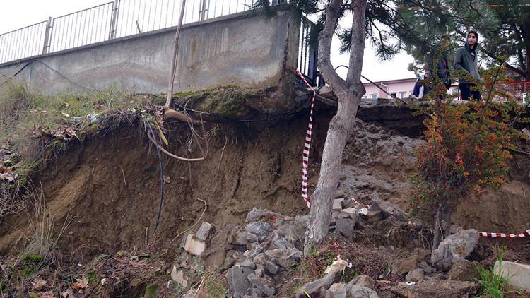 Okulun bahçe duvarı çöktü, sokak sakinleri tedirgin
