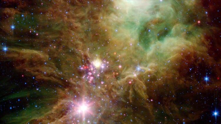 NASAnın Spitzer Teleskobu Yılbaşı Ağacı Yıldız Kümesini fotoğrafladı
