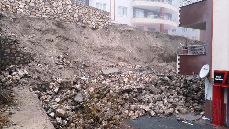 Besni'de yağmur nedeniyle 7 katlı binanın istinat duvarı çöktü