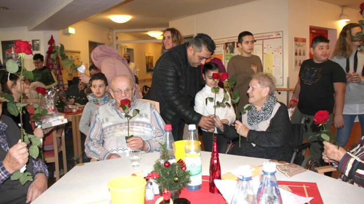 Almanya’daki Türk çocuklarından Noel’de huzurevi ziyareti