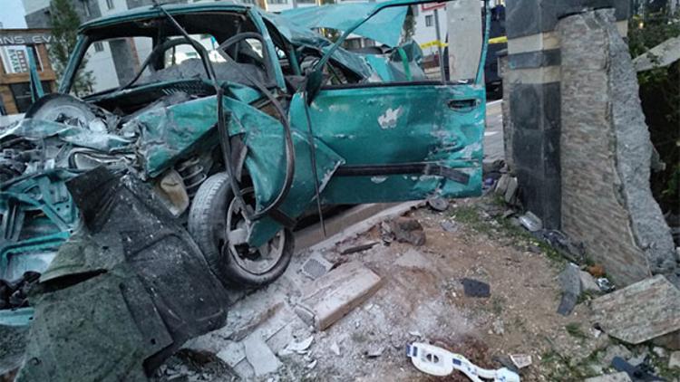 Ortaokul öğrencisi otomobille makas atarken duvara çarptı: 2 ölü