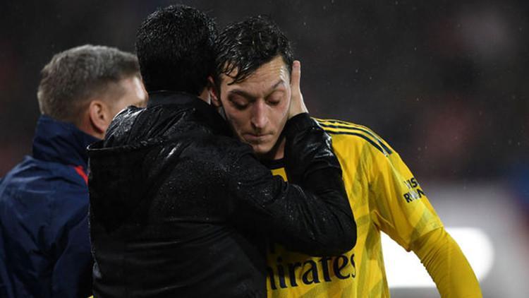 Mesut Özil'e Çin'de bir şok daha! Bu sefer spikerler...