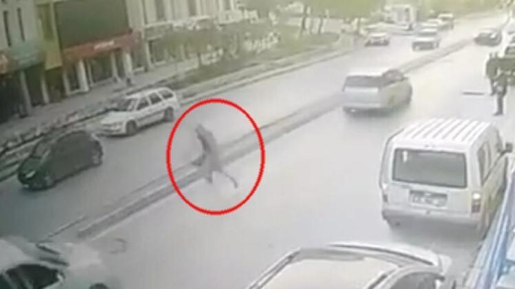 Kapkaççıların araçtaki çantayı alıp kaçtığı anlar kamerada