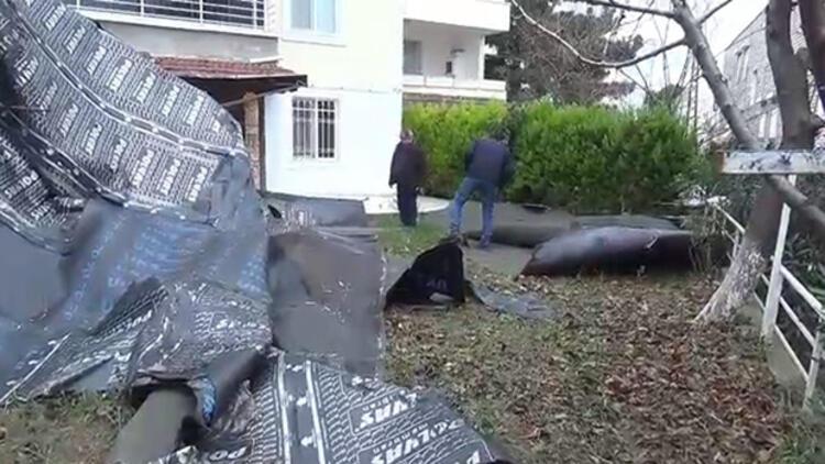 Şiddetli rüzgar Silivri’de bir binanın çatı parçalarını uçurdu
