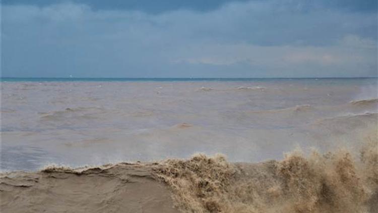 Sağanak nedeniyle Mersin'de denizin rengi değişti