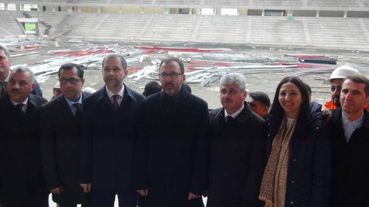 Bakan Kasapoğlu'ndan Hatay Stadyumu inşaatında inceleme