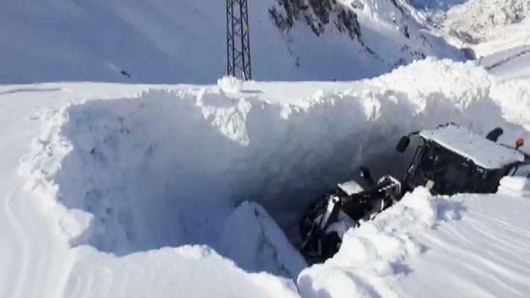 Kar kalınlığı iş makinesinin boyunu aştı!
