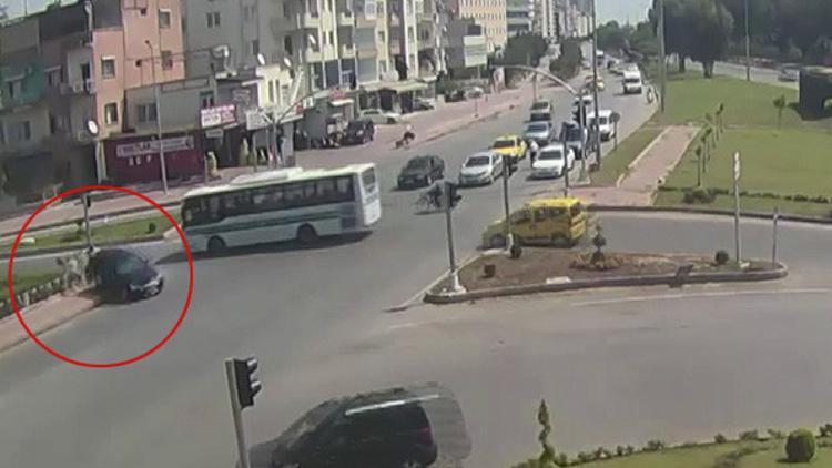 Kırmızı ışıkta geçti, kaldırımda yürüyen kadına çarptı