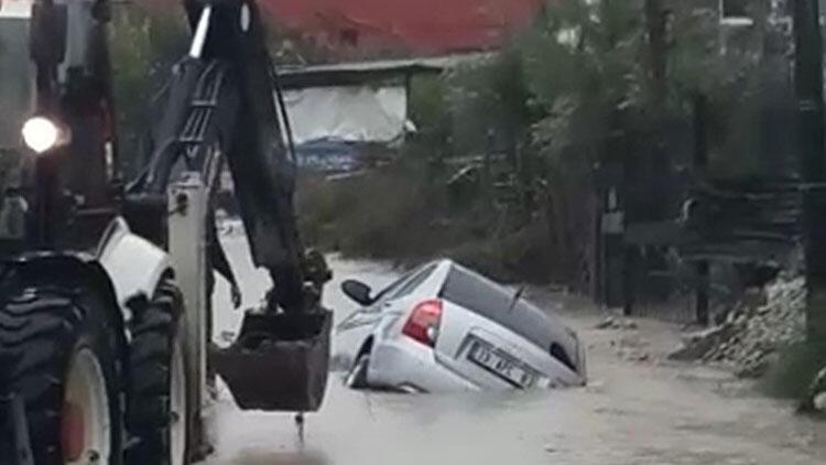 Otomobil, sel suları arasında ilerlerken hendeğe düştü