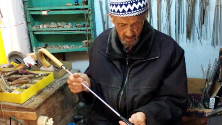 95 yaşında şemsiye tamir ediyor
