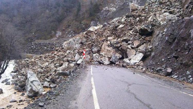 Giresun’da heyelan yolu kapattı