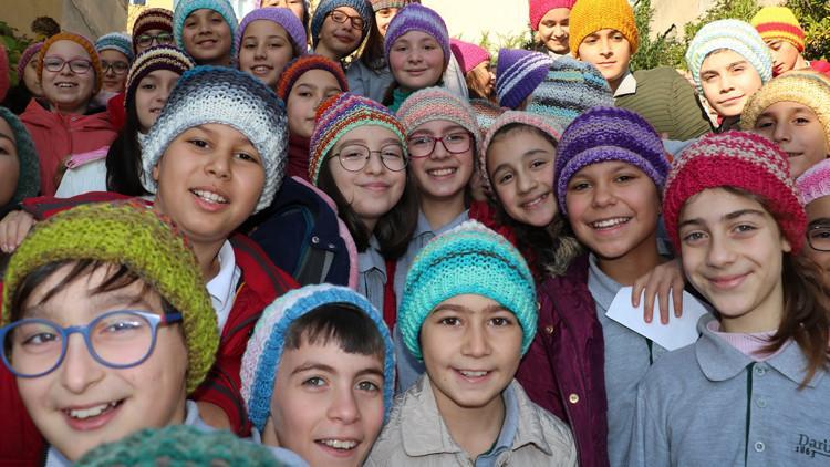 Elleriyle ördüğü berelerle yılbaşında Darüşşafakalı öğrencileri sevindirdi