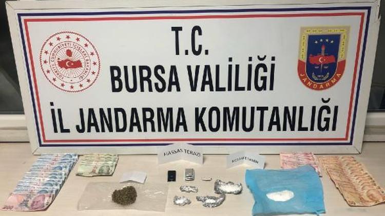 Jandarma'dan kaçmaya çalışırken çamura saplanan araçtan uyuşturucu çıktı