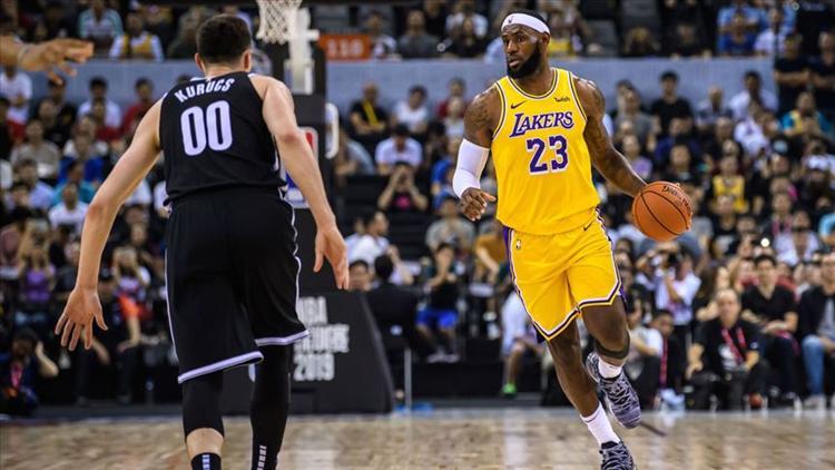 Lakers, LeBron James'in "triple-double" yaptığı maçta Pistons'ı yendi