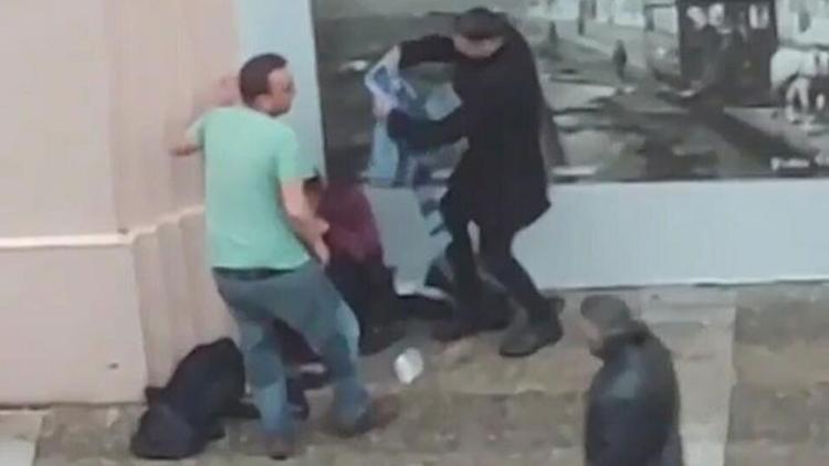Kıyafetlerini çıkarıp, dilenciyi giydirdi