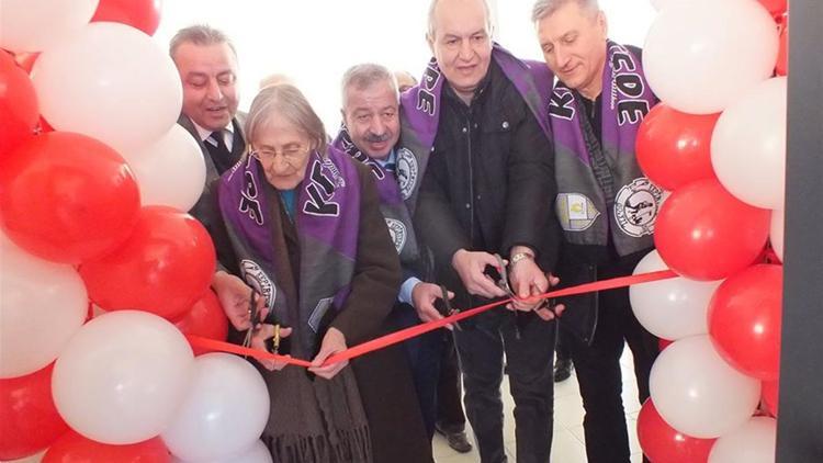 Mezun olduğu okula coğrafya sınıfı yaptırdı