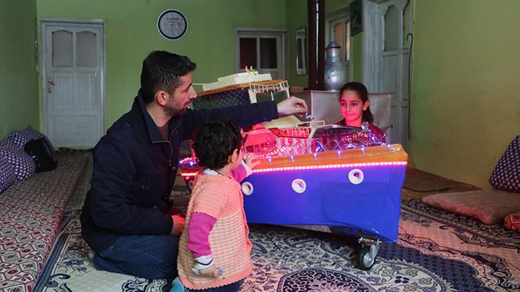 Kızı için bu kez kırık elbise dolabından tekne yaptı