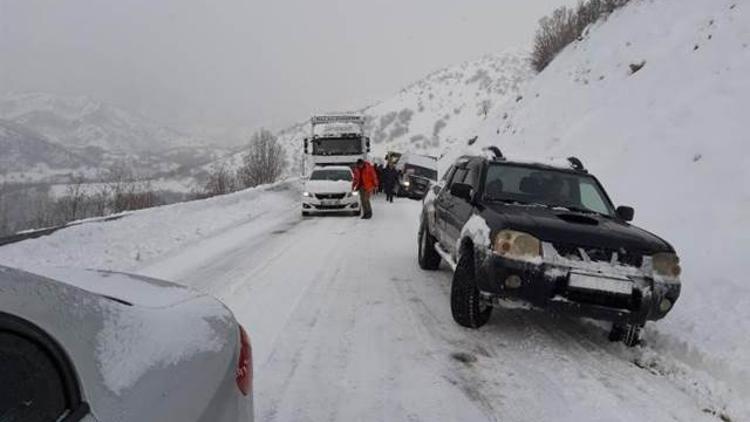 Hakkari'de TIR'lar kara saplandı, 20'ye yakın araç karda mahsur kaldı