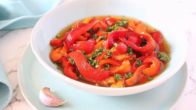 Közlenmiş biber salatası tarifi