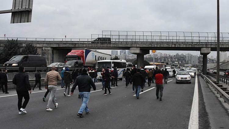 Arkadaşları için TEM'i kapattılar... Çarpıp kaçmış