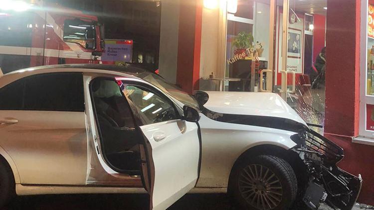 Büfenin camı kırıldı, lüks otomobil bu hale geldi
