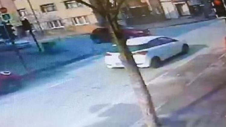 Arkadaşı hastaneye götürürken kazada yaralandı