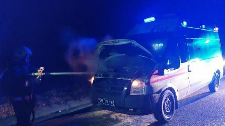 Hasta taşıyan ambulans alev aldı