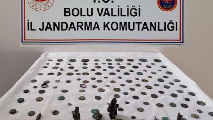 Durdurulan otomobilden 129 sikke çıktı