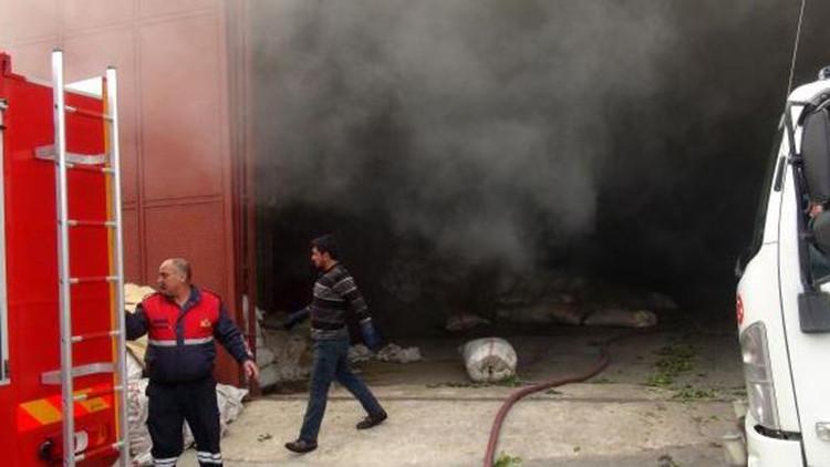 Mersin'de defne yaprağı işleme fabrikasında yangın