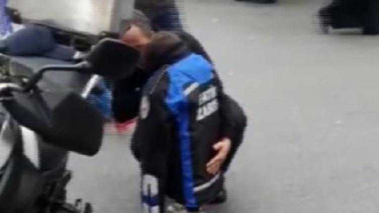 Fatih'te pazarda kaybolan 3 yaşındaki çocuğa montunu giydirdi