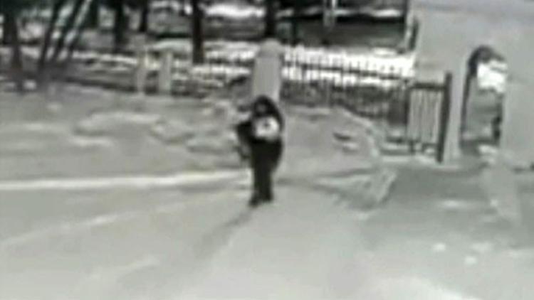 Vicdansız baba! Bebeğini bırakıp kaçtı